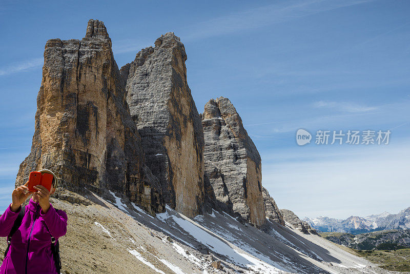 一个女人在特伦蒂诺Dolomites的Tre cime di lavaredo自拍